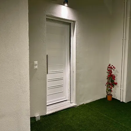 Elli Ermou 246 *